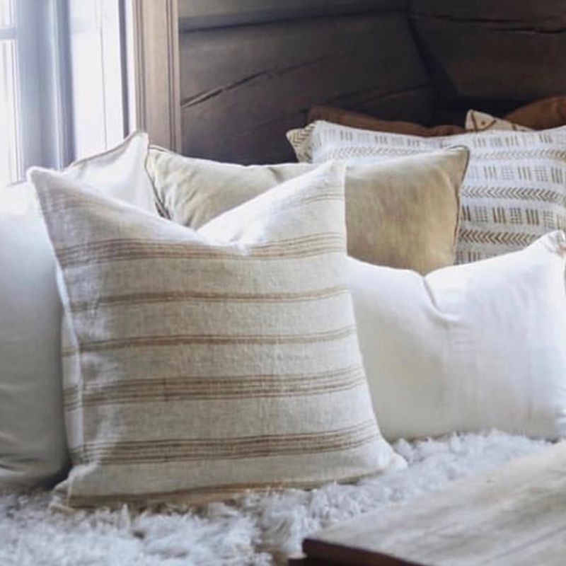 cushion cover plain w/gold piping